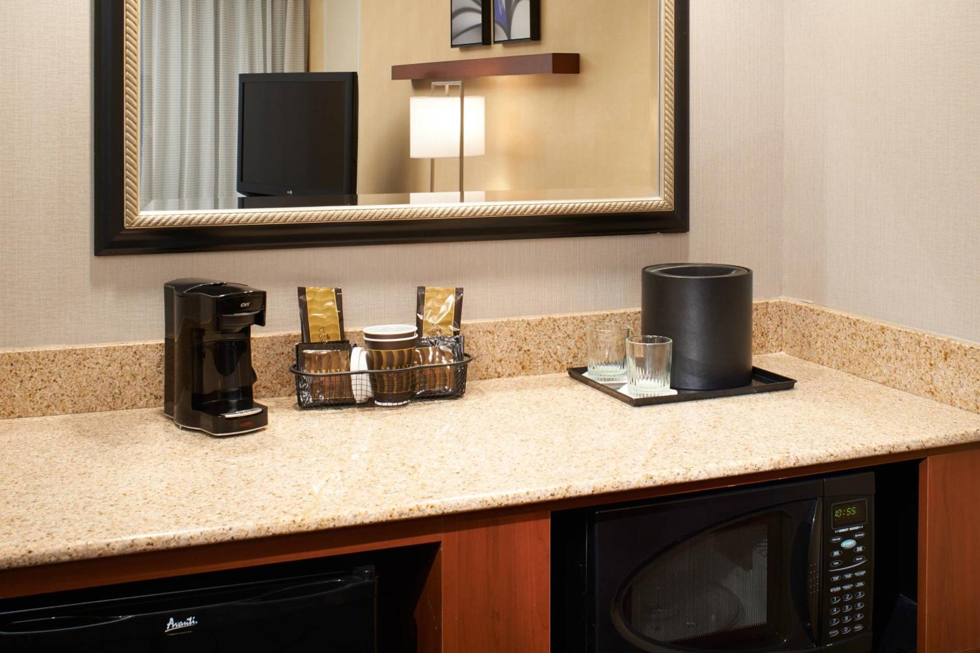 Courtyard By Marriott Detroit Warren Hotel Exterior photo
