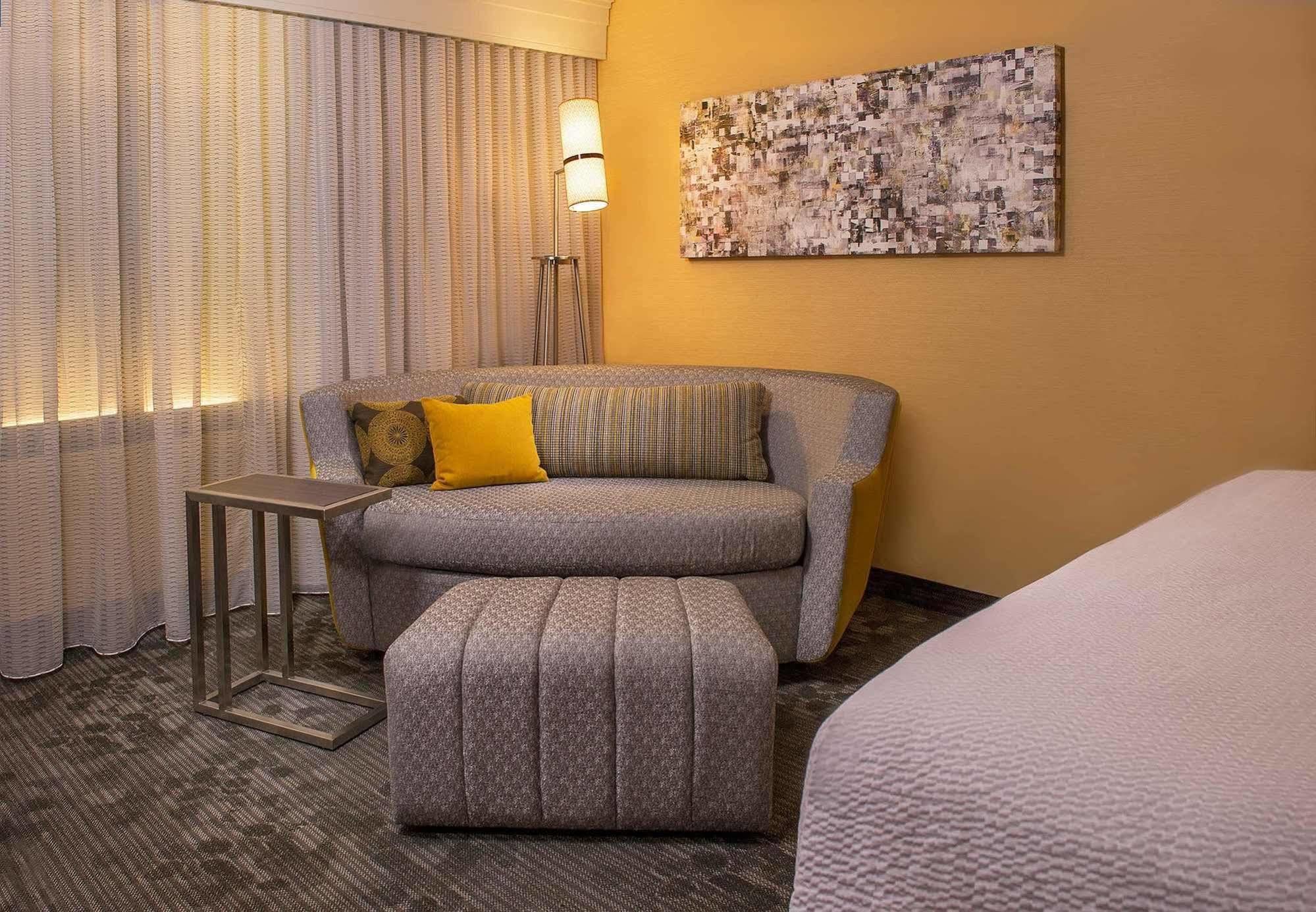 Courtyard By Marriott Detroit Warren Hotel Exterior photo